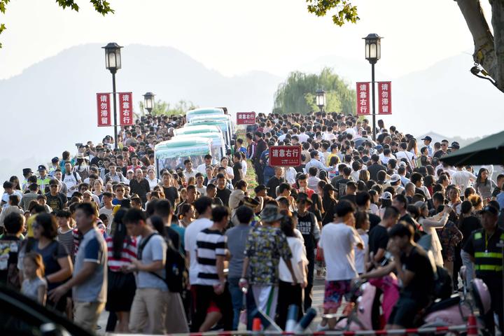 国庆景区人山人海,西湖断桥上的人潮涌动