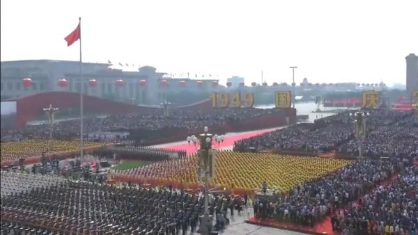 国庆盛典，12.3万人共襄升国旗仪式