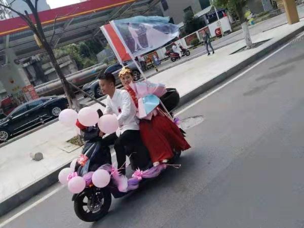 国庆路遇军人集体婚礼，婚车队列，彰显国家荣耀的排面