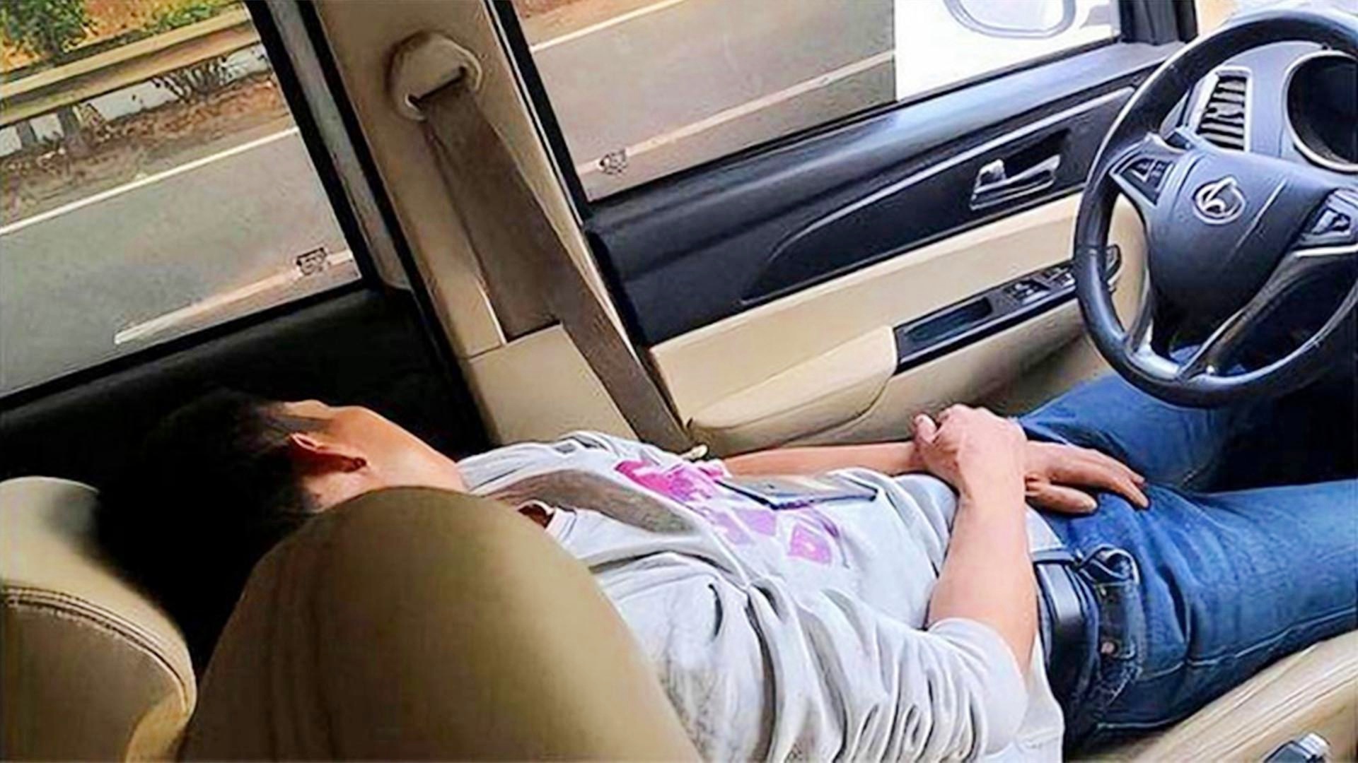 车主高速上自动驾驶时盖被子睡觉的反思与启示