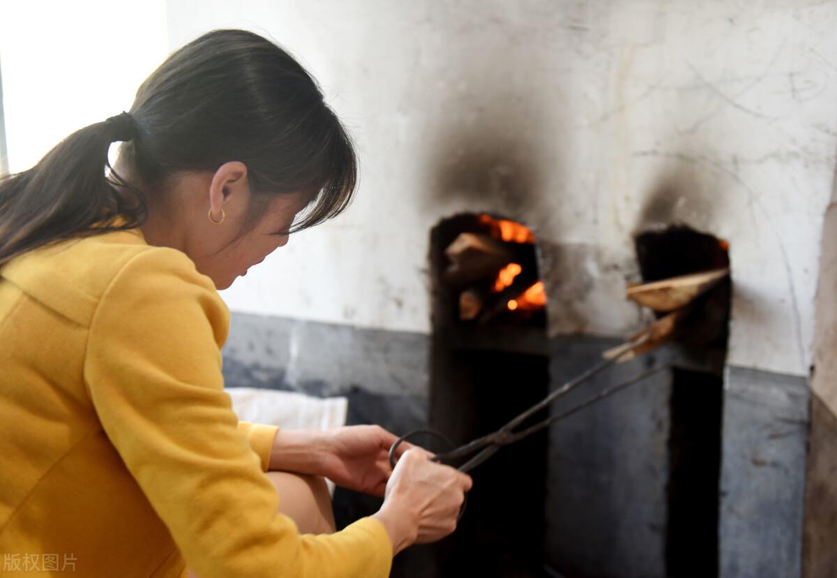 蚊子包持续不退，女生勇敢自救，以针为伴的智慧与勇气