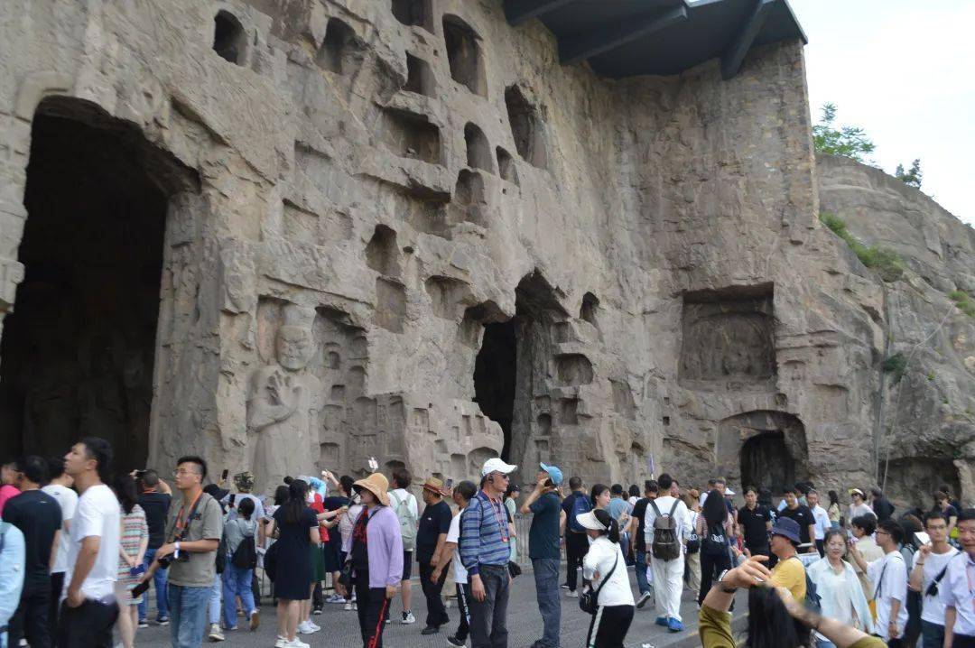 国庆龙门石窟景区人山人海，一场视觉与心灵的盛宴
