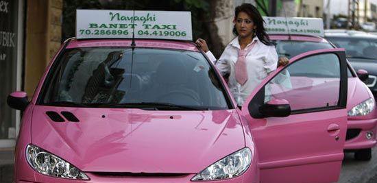 中国公民从黎巴嫩撤离,车顶贴国旗,彰显国家力量与担当