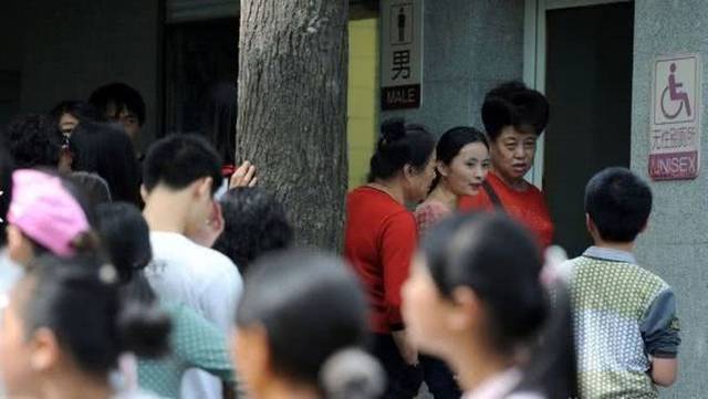 探秘旅游景点女厕所排队现象,为何总是人满为患?
