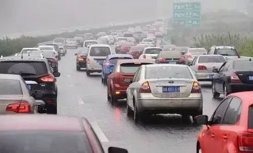 男子航拍国庆高速堵车源头迷思