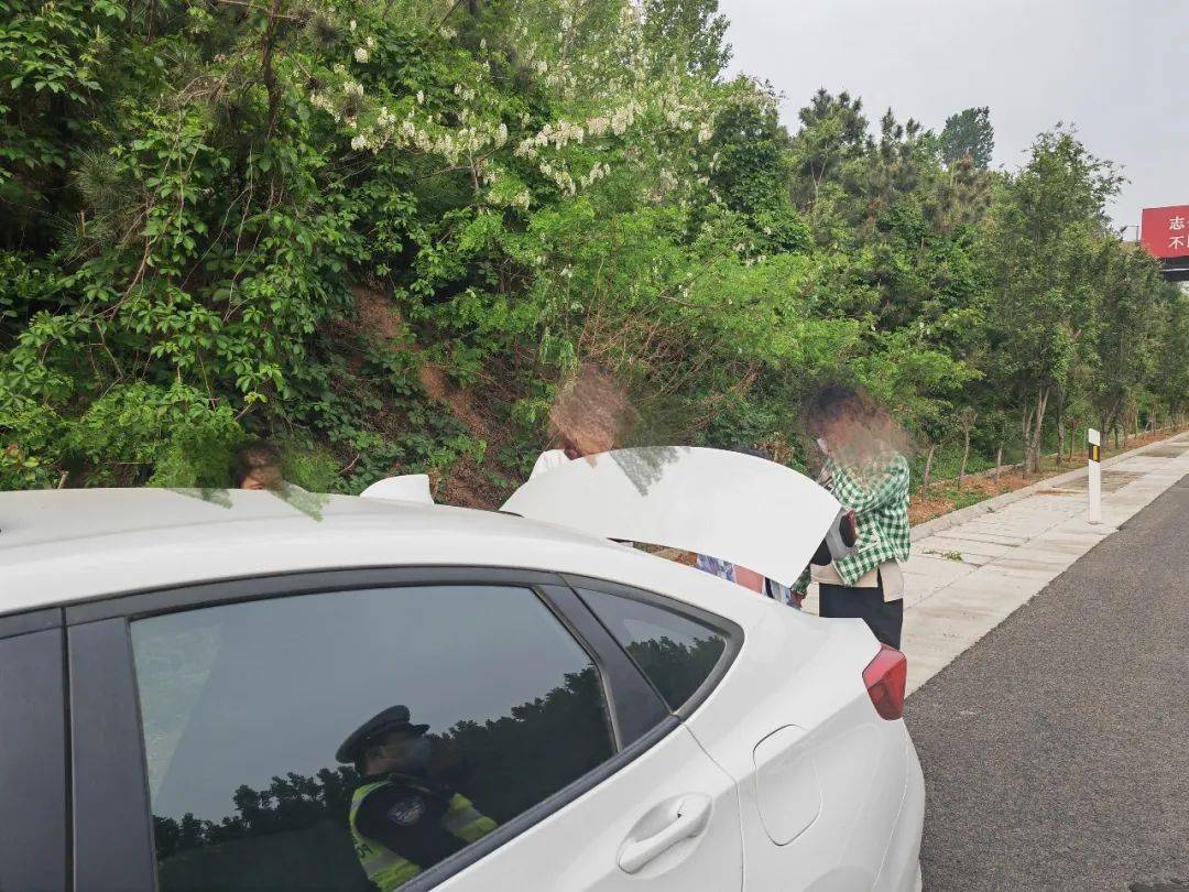 私家车机盖未关，后车一路呼喊提醒的背后故事