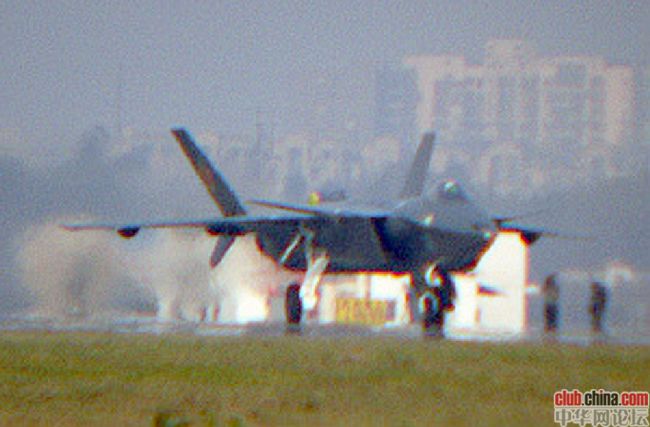 卫星图像揭示,以军最先进战机机库遭严重破坏