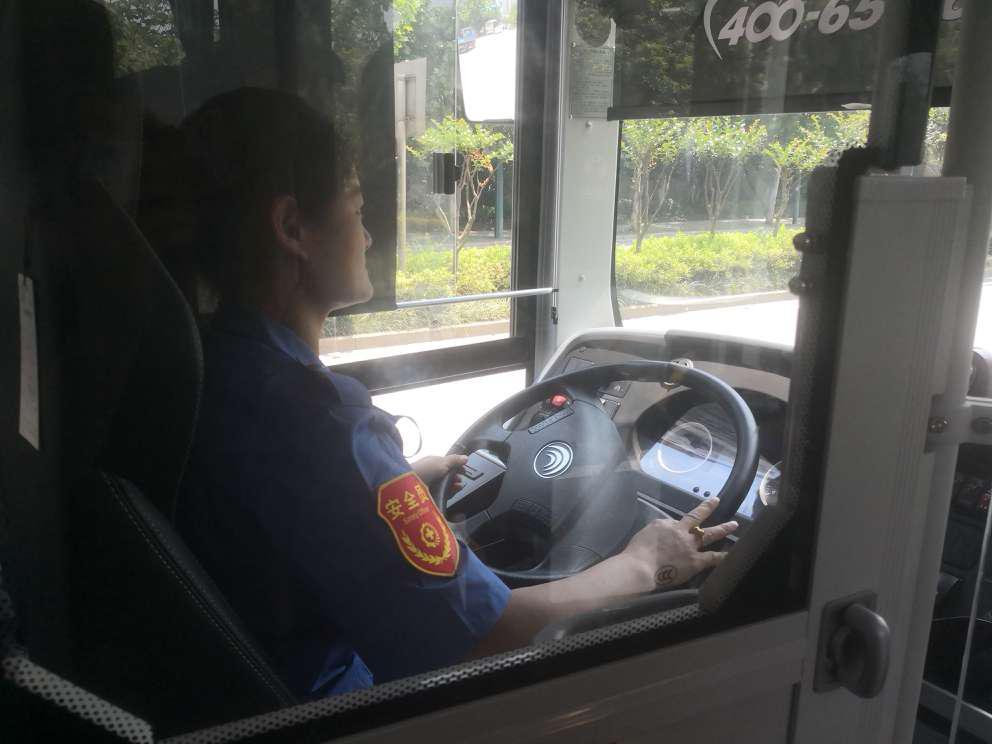 宠物狗误上公交,司机驱赶引热议