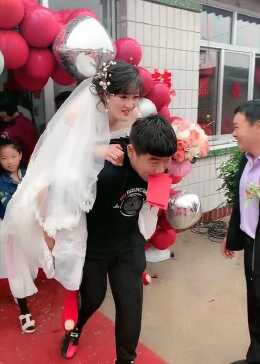 弟弟背姐姐出嫁,一次难忘的摔倒经历