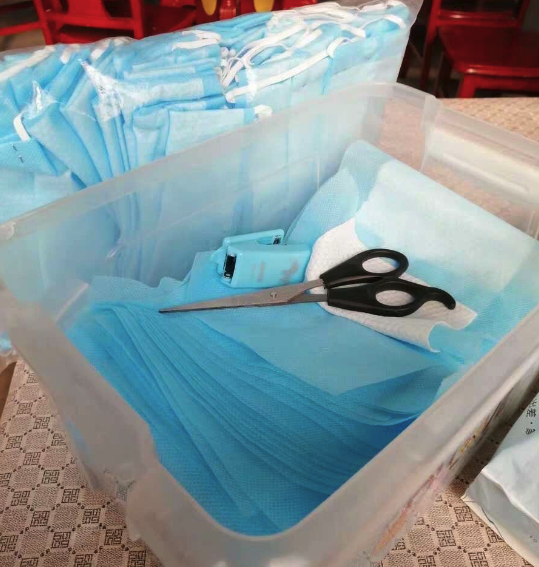 女子巧手自制柚子皮口罩,防晕车新妙招