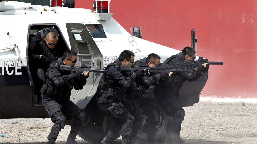 上海外滩特警小姐姐执勤,安全感满满的力量