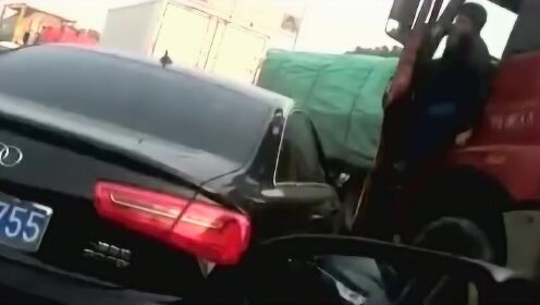 奥迪司机未被让行，摇车窗骂人引发追尾事故
