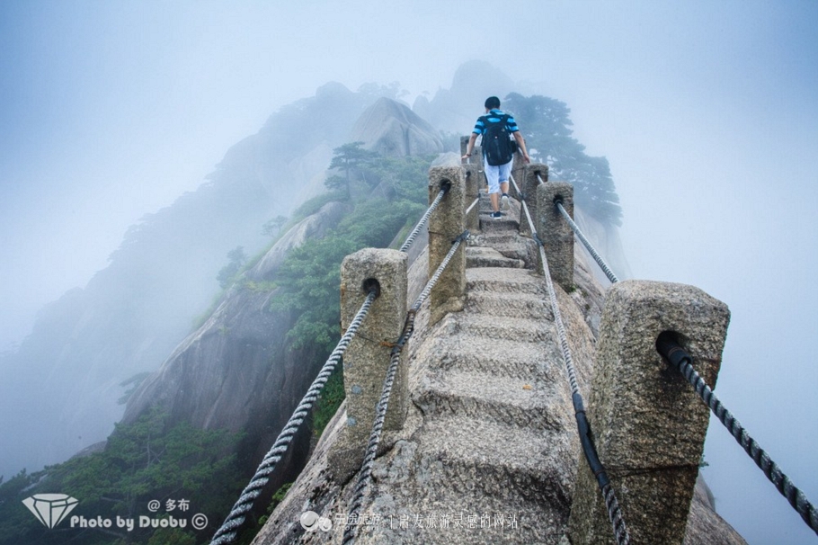 国庆黄山天都峰的人从众盛况