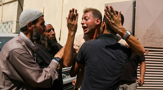 巴勒斯坦之痛,妻子握着遇难丈夫鞋子痛哭的悲歌