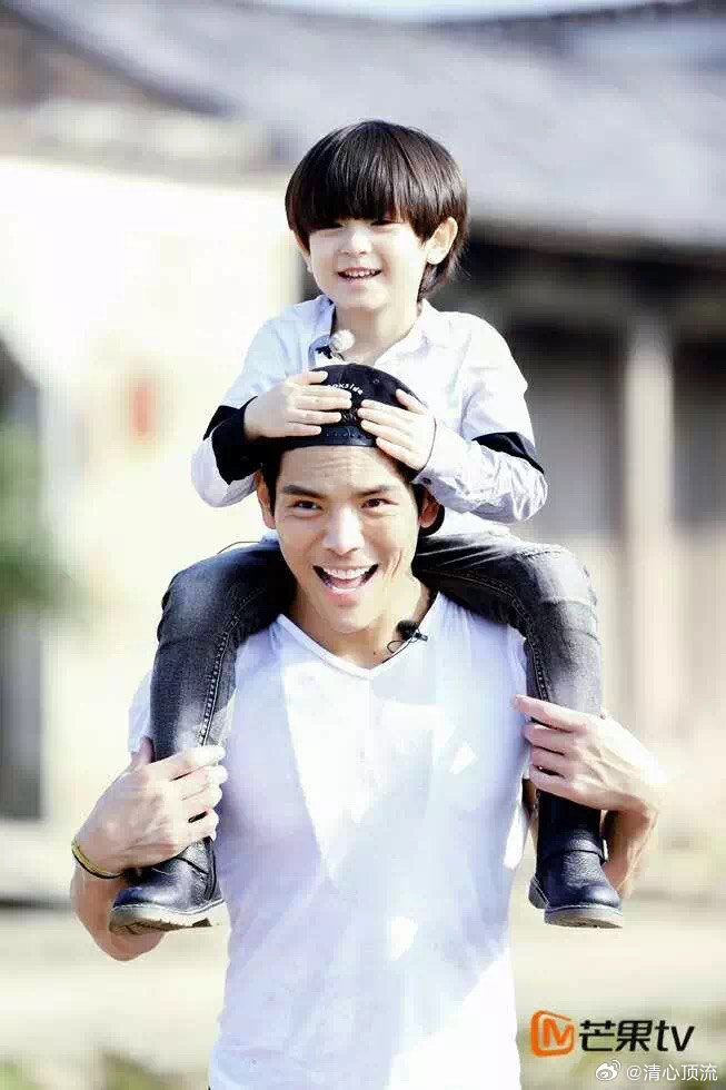 向佐带娃上阵,玩转摸鼻梁亲子梗