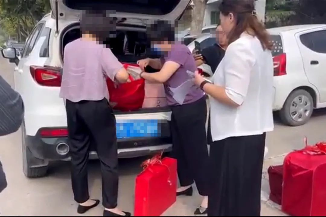 男子婚车前疑因临时加彩礼引发冲突