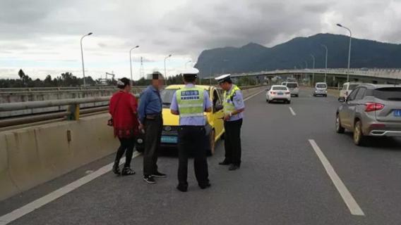 老年代步车高速路逆行，交警狂奔怒吼的现场纪实