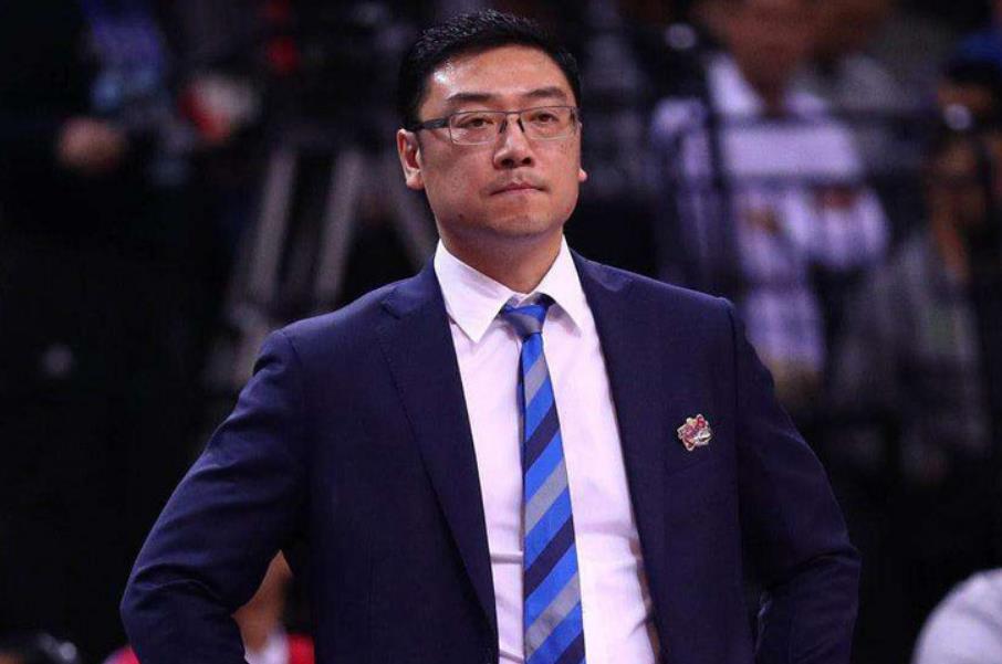 私家车占用应急车道,挡住了救护车,一次对公共安全意识的反思