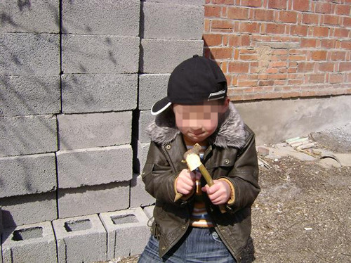 双胞胎犯错记,被姥姥装袋里吊在门上的惊险经历