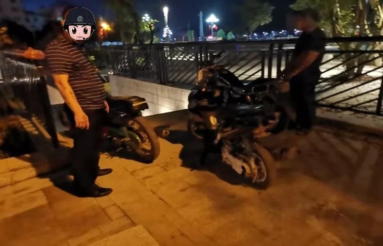 多名摩托车手炸街飙车放烟花，违法行为终被抓获