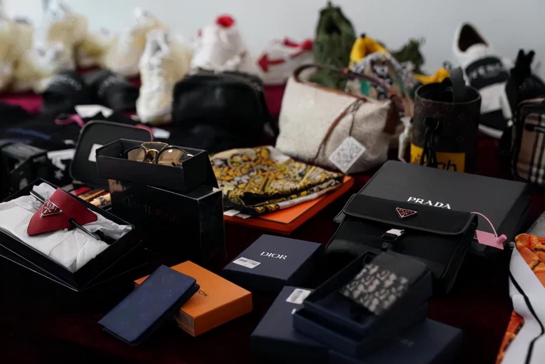 旅客违规携带大量品牌服饰进境被查,事件详解与警示