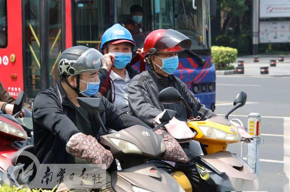 关于多名城管骑电车不戴头盔事件的深度解析与当地回应