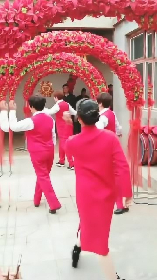 妈妈在女儿婚礼现场自信大方献舞