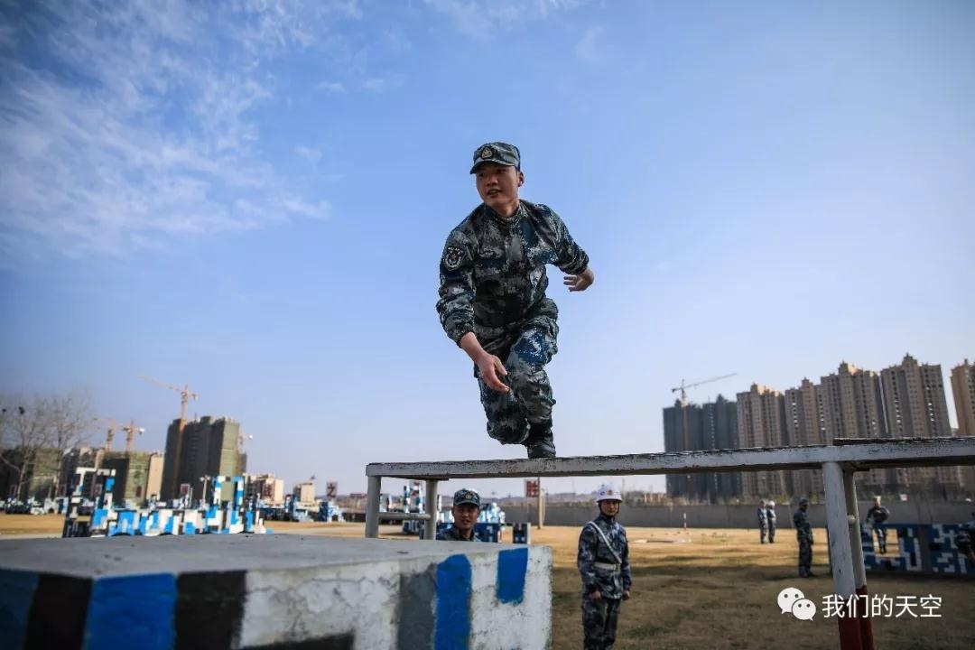 男子退役六年,重返部队体验400米障碍的挑战与感悟